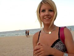 Teen British Blonde College Recogida en la playa en vacaciones