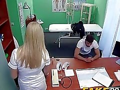 rubia enfermera permite a su paciente a follar como lo quiere