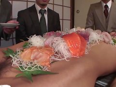 Business män äta sushi slut en naket flicka och 039s kroppens