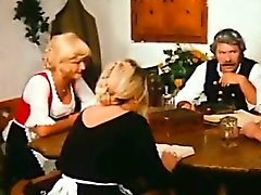 Granja viejo hombre complace de Blondie jóvenes en su mesa del comedor