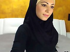 Kauniin Arab Girl jakorasioita ja Masturbates