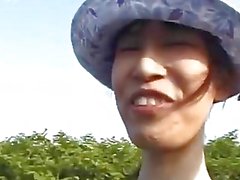 Tetona chica de granja japonesa le encanta follar al aire libre