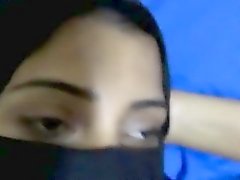 Индийская девушка прячет ее лицо, когда ее будет трахали