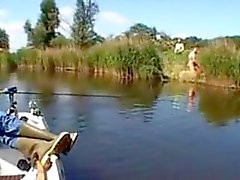 Пару оказывается втянутым гребаную собачьи на берегу реки