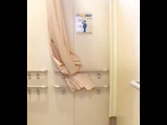 En video av ejaculation genom att klä upp som en kvinna på en offentlig toalett och göra anal onani.