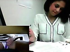 Cam se masturba no escritório