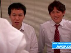 Schöne japanische MILF gefickt von Schoolboys