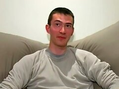 Netter britischer Amateur Josh schmilzt seinen Schwanz für Masturbation