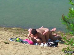 Joven del espía alemán Pares adolescentes cogida en la playa en Berlín