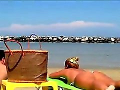 Paksuja valkoinen nainen Solariumit rannalle