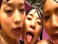 Tres chicas jóvenes traviesos del petróleo hasta sus cuerpos y compartir un h
