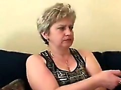 Külotlu çorapları giyen chubby Mature Woman