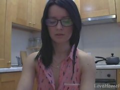 étudiant magnifique avec des lunettes discutent dans la cuisine
