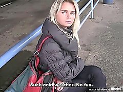 ARRÊTEZ Bitch - blonde de de MILF tchèque pris en charge à la station de bus