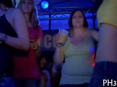 femelles salopes dans le club en pompant à stripper