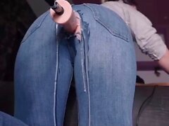 La macchina Dick attraverso i jeans rende così difficile la crema della mamma