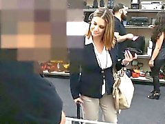 Donna di affari tettona sbattuto da pegni uomo nel backroom