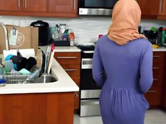 Kaunis hijab tyttö varastaa rahaa pomostaan