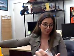 Frau mit Brille bekommt ihre Pussy durch Pfanddude verschraubt