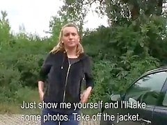 La fille tchèque de Nessy sexuels publiquement pour les d'argent