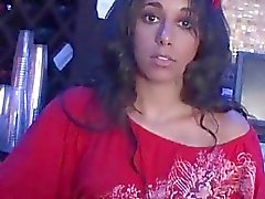 Latina Pussy geneckt Unter den Rock geschaut bietet der Fellatio als Gegenleistung