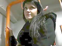 Brunette chaud baisée par énorme queue sur un train