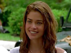 Nuoret kuumat kuuluisuudet Denise Richards ja Neve Campbell - Sunporno