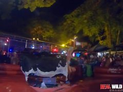 Nudi Sluts Bull Riding in Flash Fest 2018 selvaggio e fuori controllo