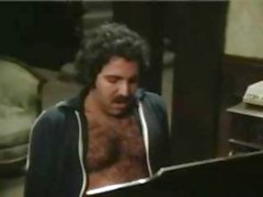 Actrice x classic Ron Jeremy martèle son cul béantes au banc piano