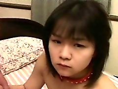 Försåg med krage asiatisk tjej