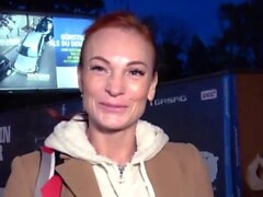 Skinny Redhead Public трахается на открытом воздухе