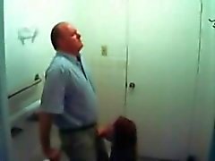 Old Furz abgesaugt von einem Teenager im Waschraum auf versteckte cam