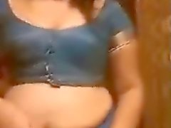 Saritha mostra la sua Sula Sula con la blusa tenuta