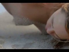 Extrême sexe d'art des horny couple sur la plage de