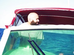 CHICAS LOCA - sexe Bateau avec MILF Gina serpent tatoué espagnol