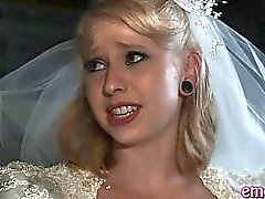 Blond bride knullas anala av en svart kille innan her giftermål