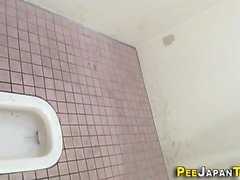 Squatting asians urinera i toaletten