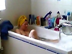 Vakoilla mamman parranajo hänen pussy bath