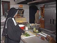 Nonne Allemagne faire enculer in kitchen