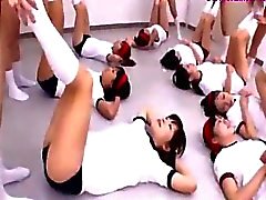 Écolières Au la robe entraînement effectuer Exercices de 2 d'entre elles DECHIREE par Guy sur le sol dans Les salle de classe