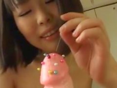 Dolce ragazza asiatico Abuso un grosso dildo