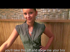 splendida bartender Czech riceva per una sessione di sesso sul luogo di lavoro