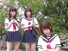 Colegialas japonesas menudas les encanta Trio