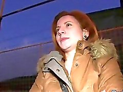 Der Tschechischen redhead in den Auto an öffentlichen klopfte