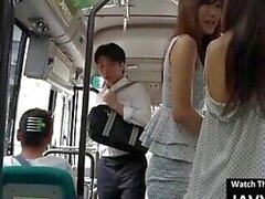 Ragazza asiatica arrapata che batte sull'autobus - asiatico - sunporno