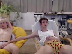 Настоящий любительский колледж Twinks высасывает петухи в Geilty Gay Sex