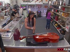 Schwülen schätzchen verkauft ihren Cellostimme und verschraubt