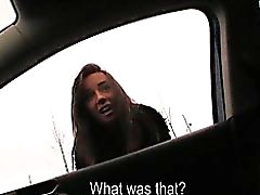 Flaco adolescente de pelo negro Gina Devine rasgado en el automóvil