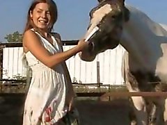 Niña adolescente de la granja