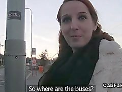 För redhead amatör POV bankar in fake taxi